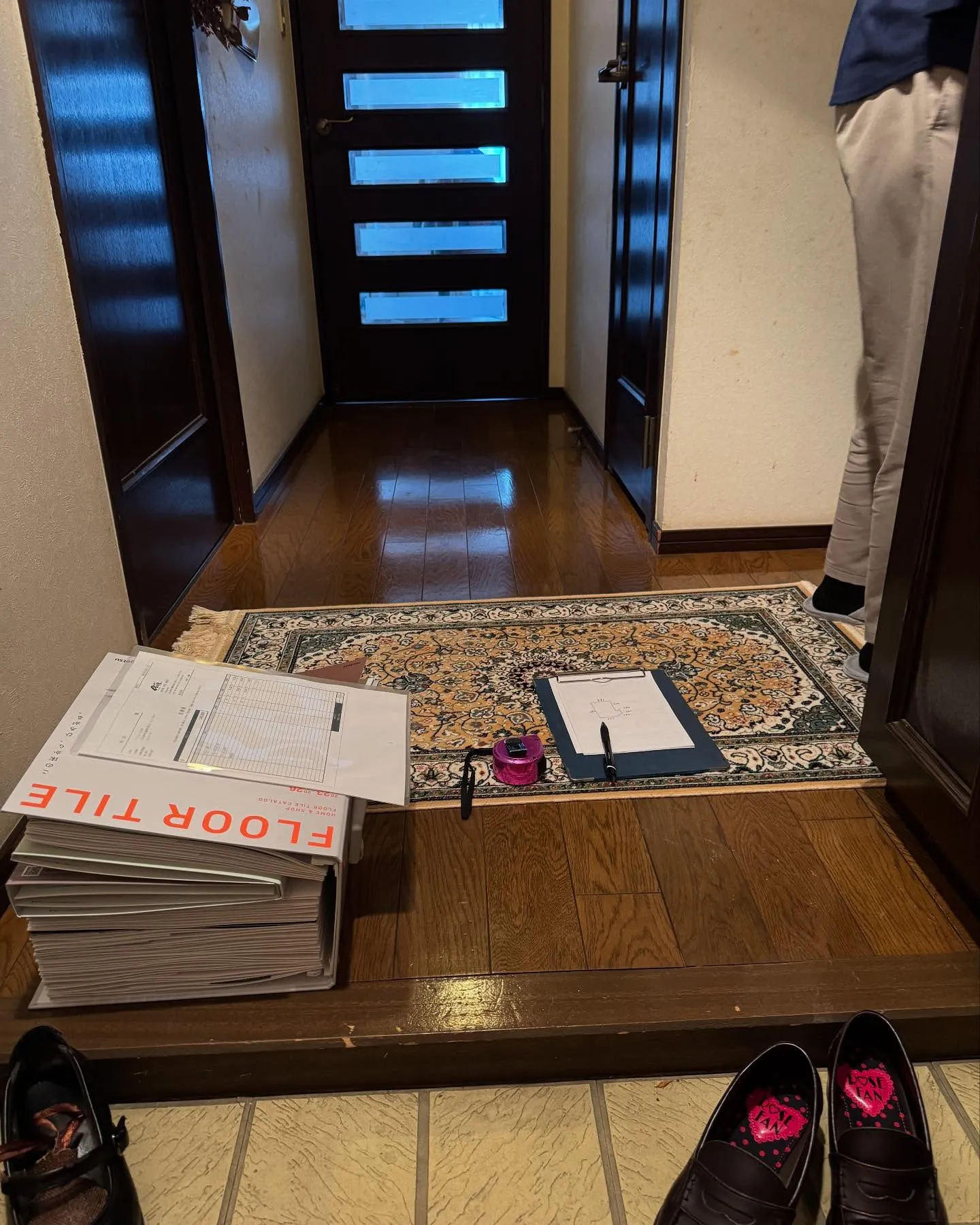 金沢屋 折尾・黒崎店　古くなったフローリングの上にフロアタイ...