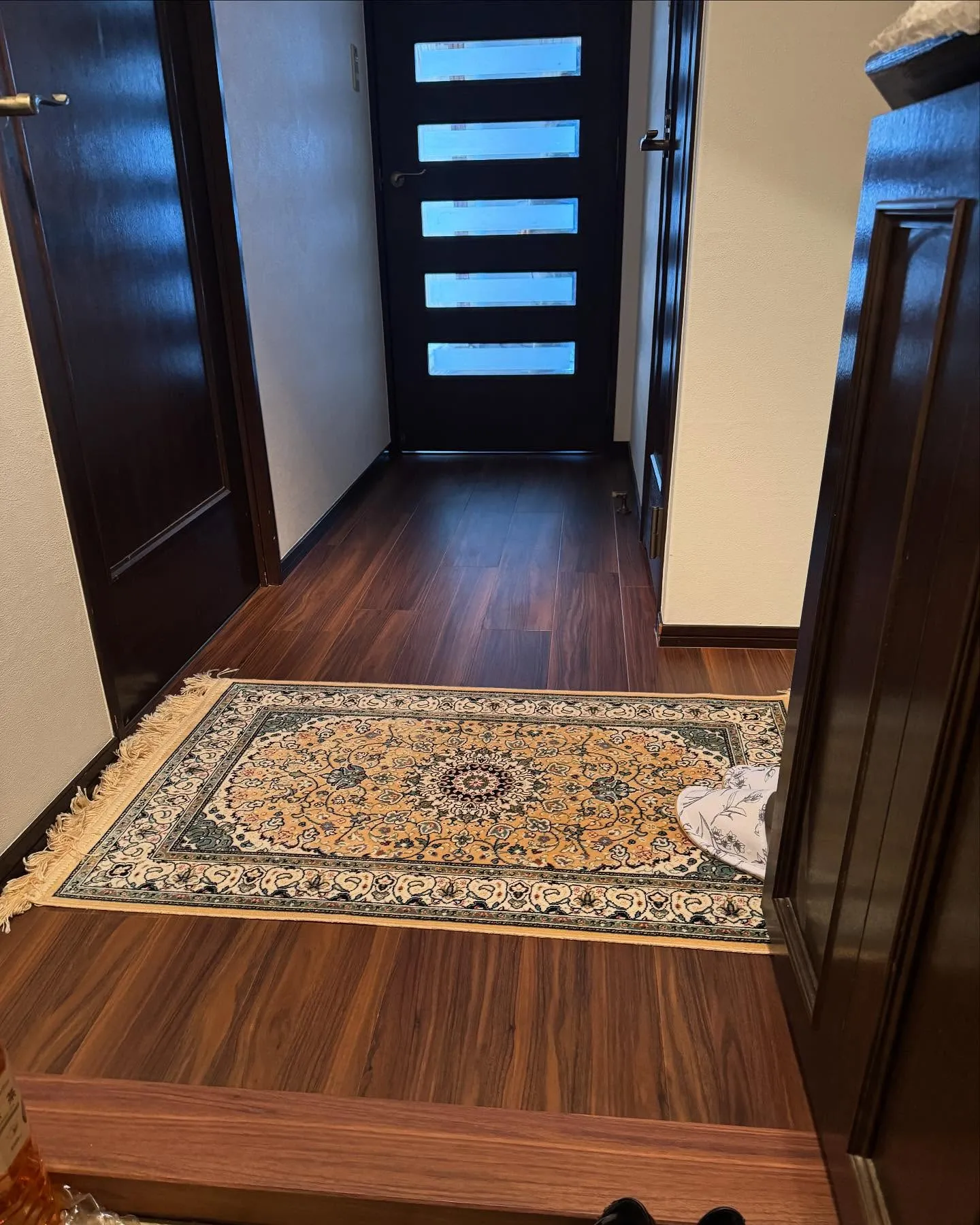 金沢屋 折尾・黒崎店　古くなったフローリングの上にフロアタイ...