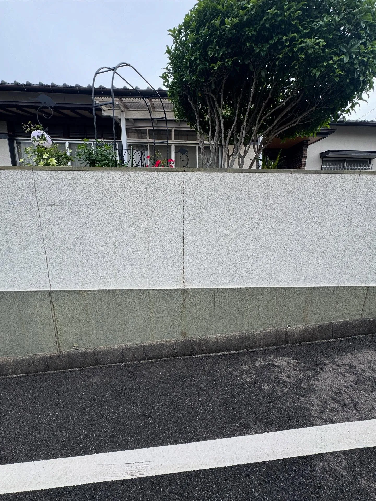 金沢屋 折尾・黒崎店では、壁の補修と塗装工事のご依頼をいただ...