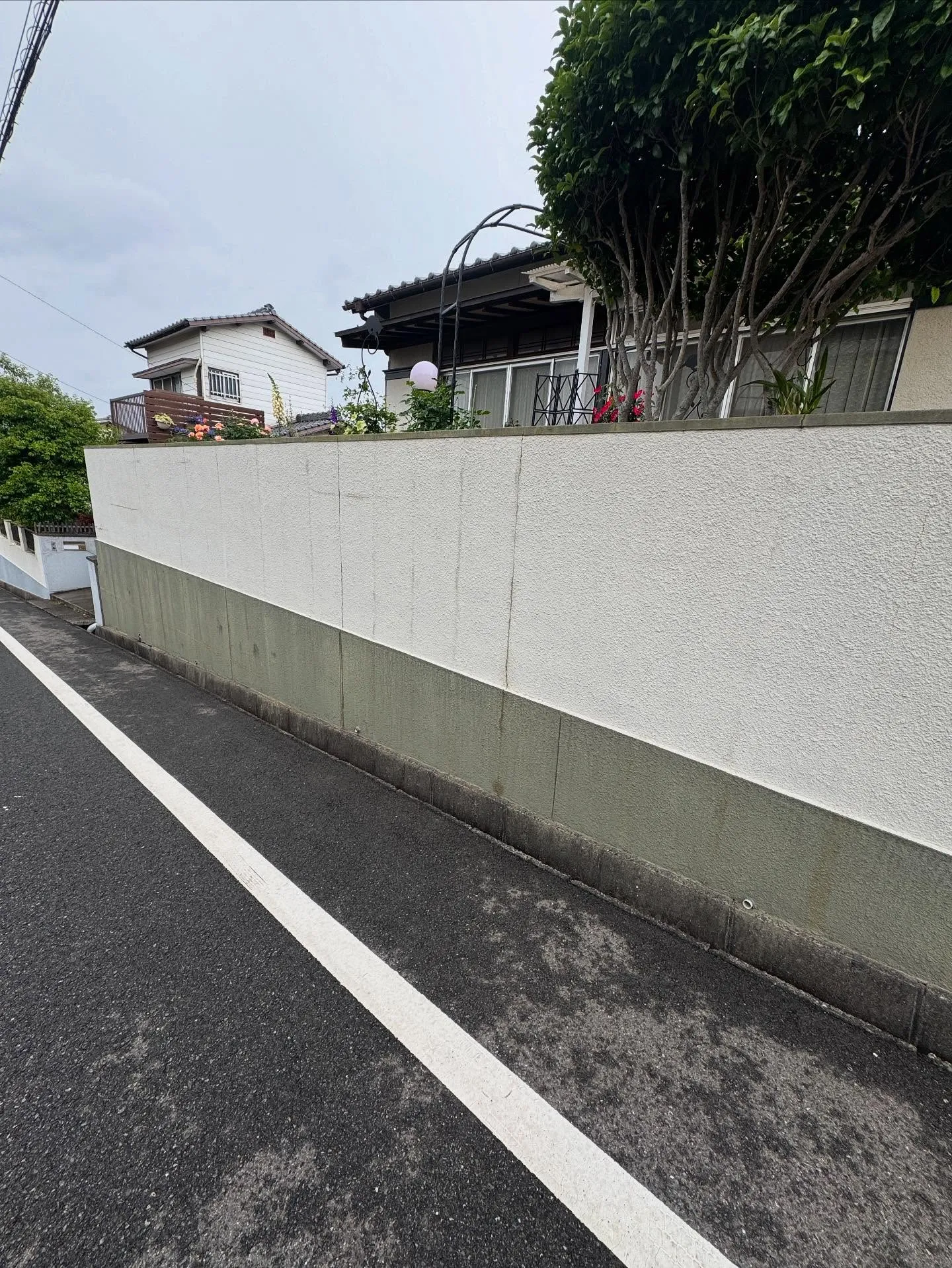 金沢屋 折尾・黒崎店では、壁の補修と塗装工事のご依頼をいただ...