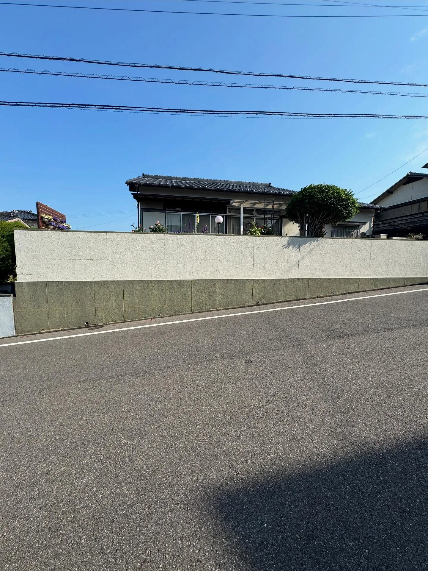 金沢屋 折尾・黒崎店では、壁の補修と塗装工事のご依頼をいただ...