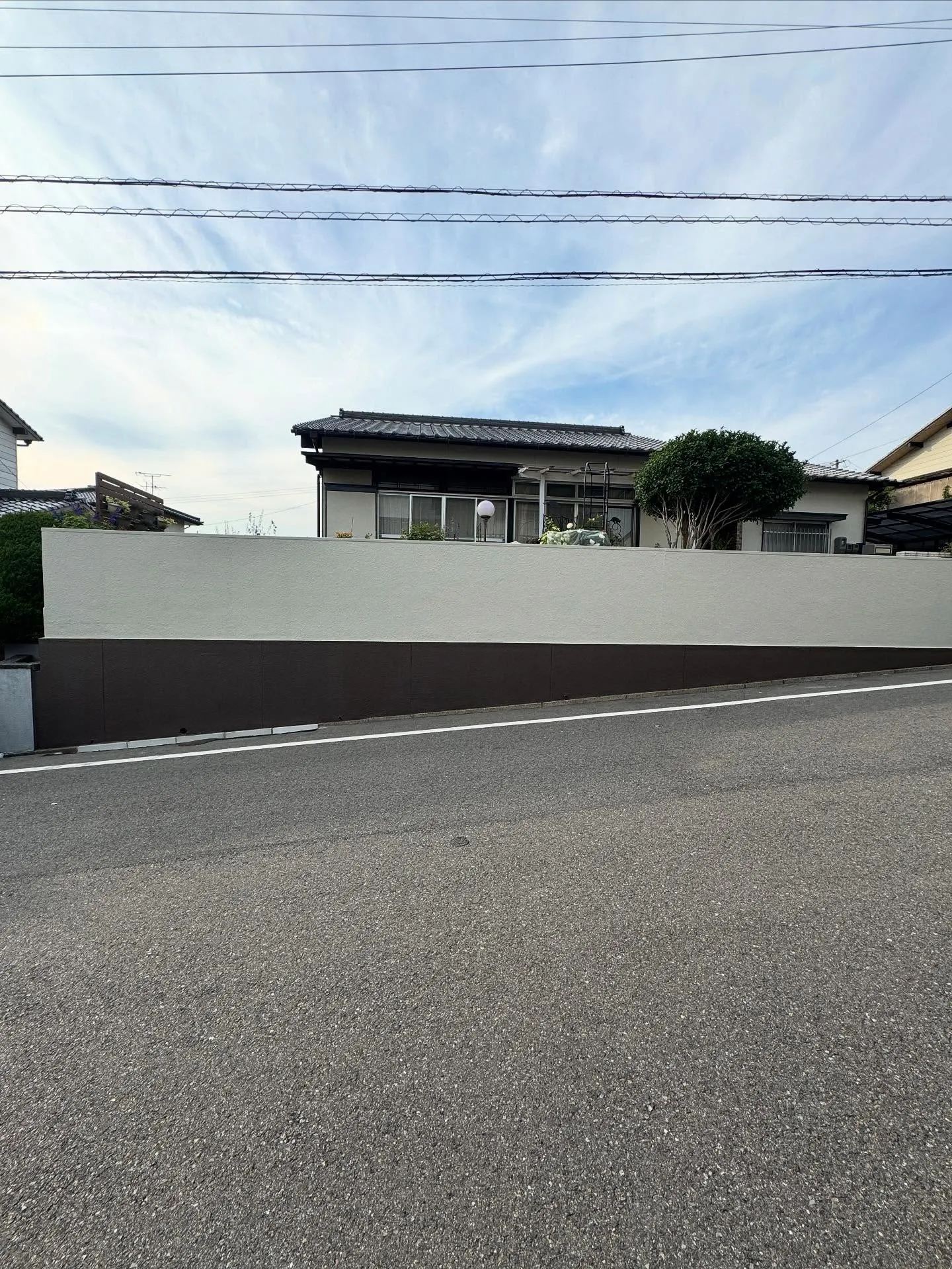 金沢屋 折尾・黒崎店では、壁の補修と塗装工事のご依頼をいただ...