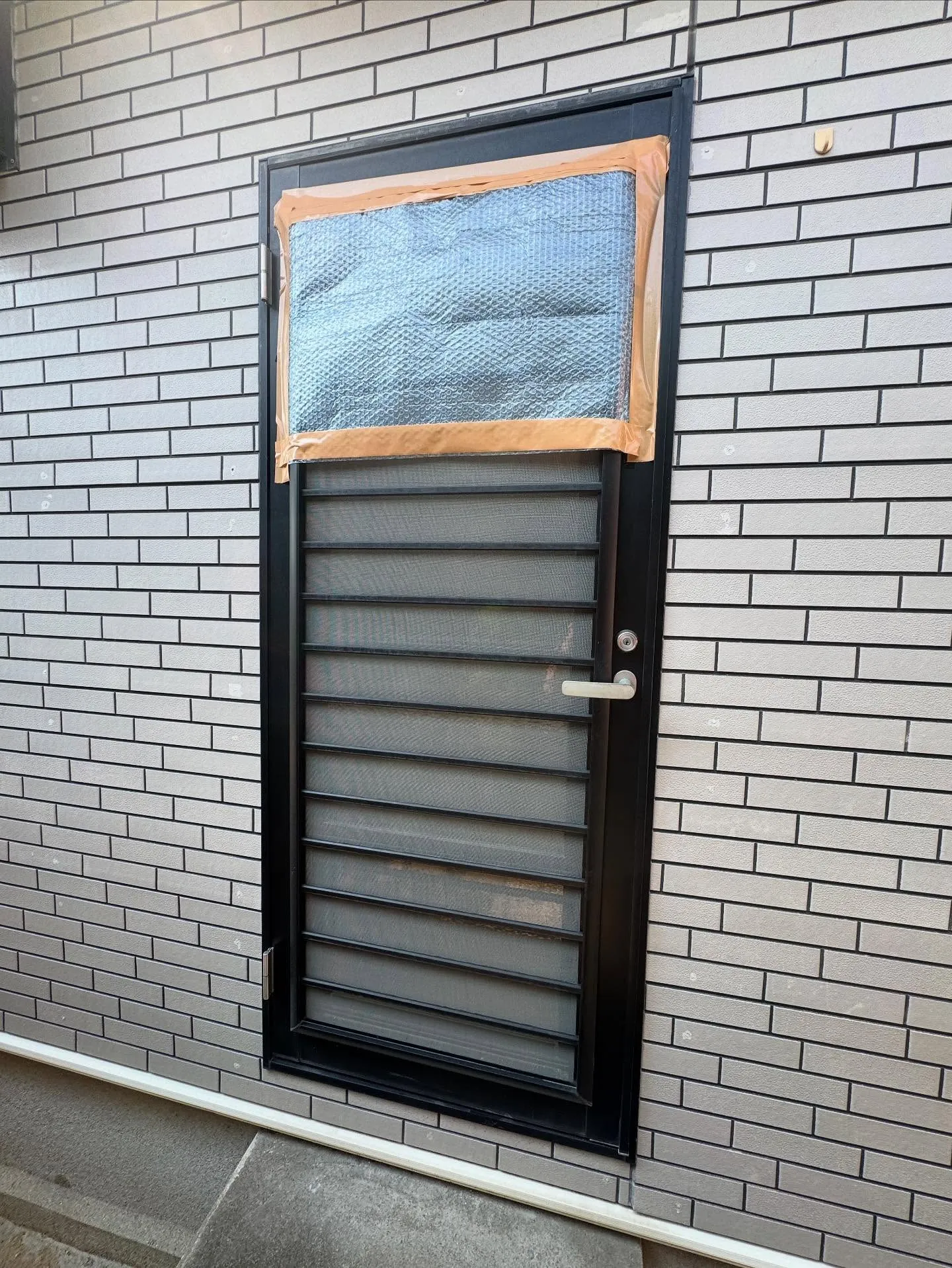 金沢屋 折尾・黒崎店 勝手口ドアの交換工事を行いました。