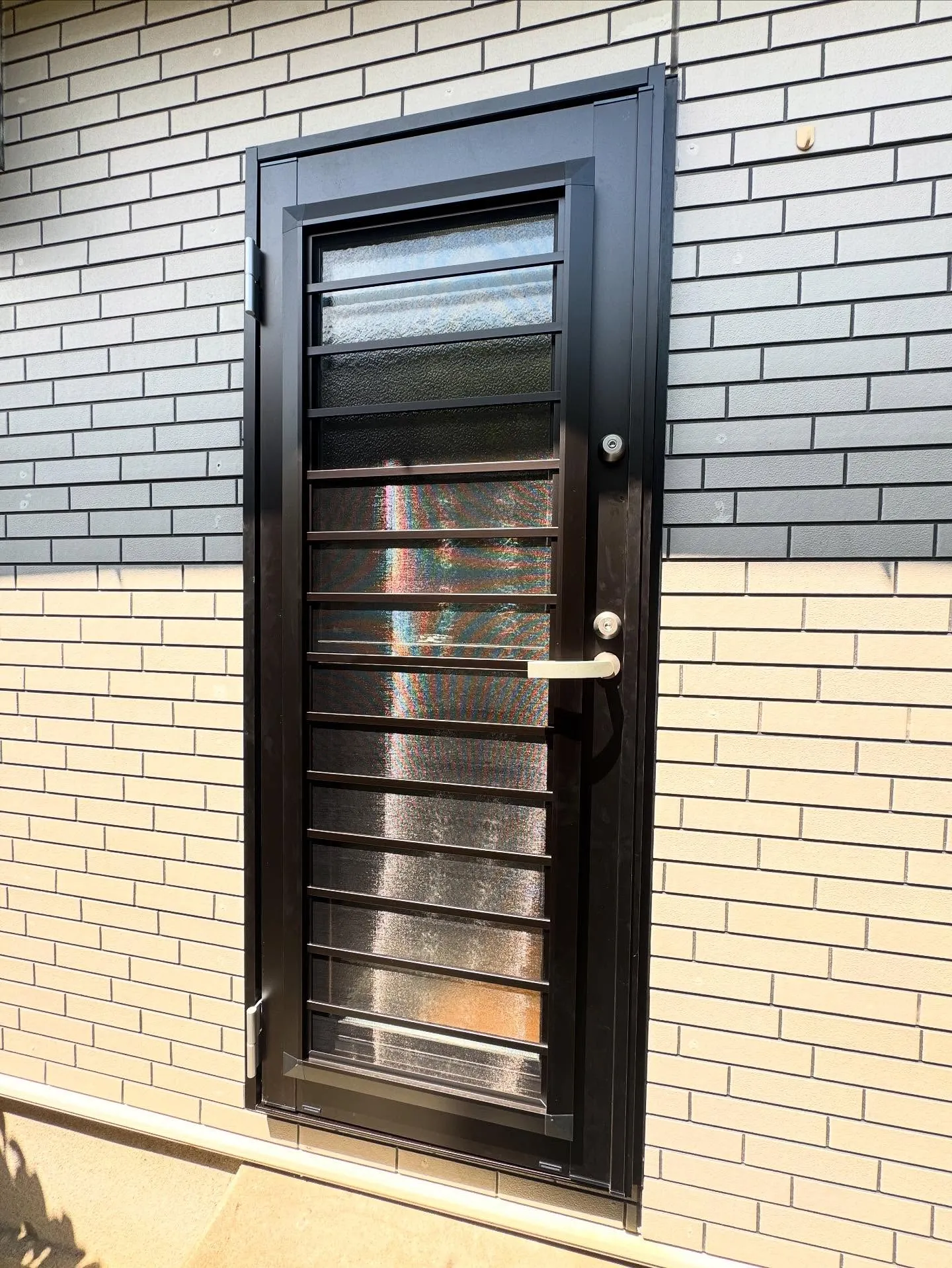 金沢屋 折尾・黒崎店 勝手口ドアの交換工事を行いました。