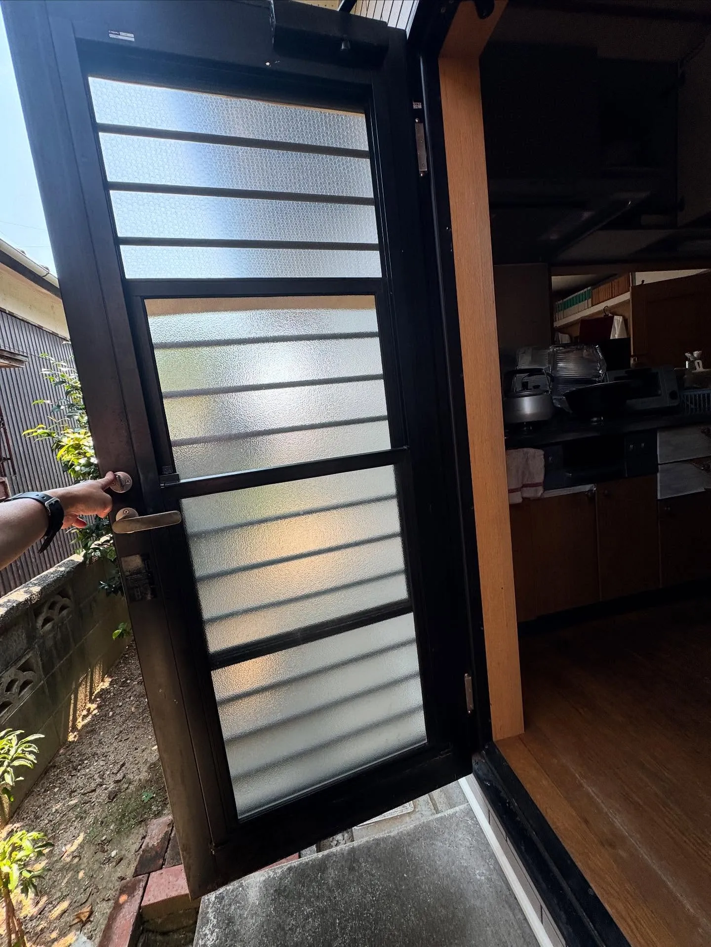 金沢屋 折尾・黒崎店 勝手口ドアの交換工事を行いました。