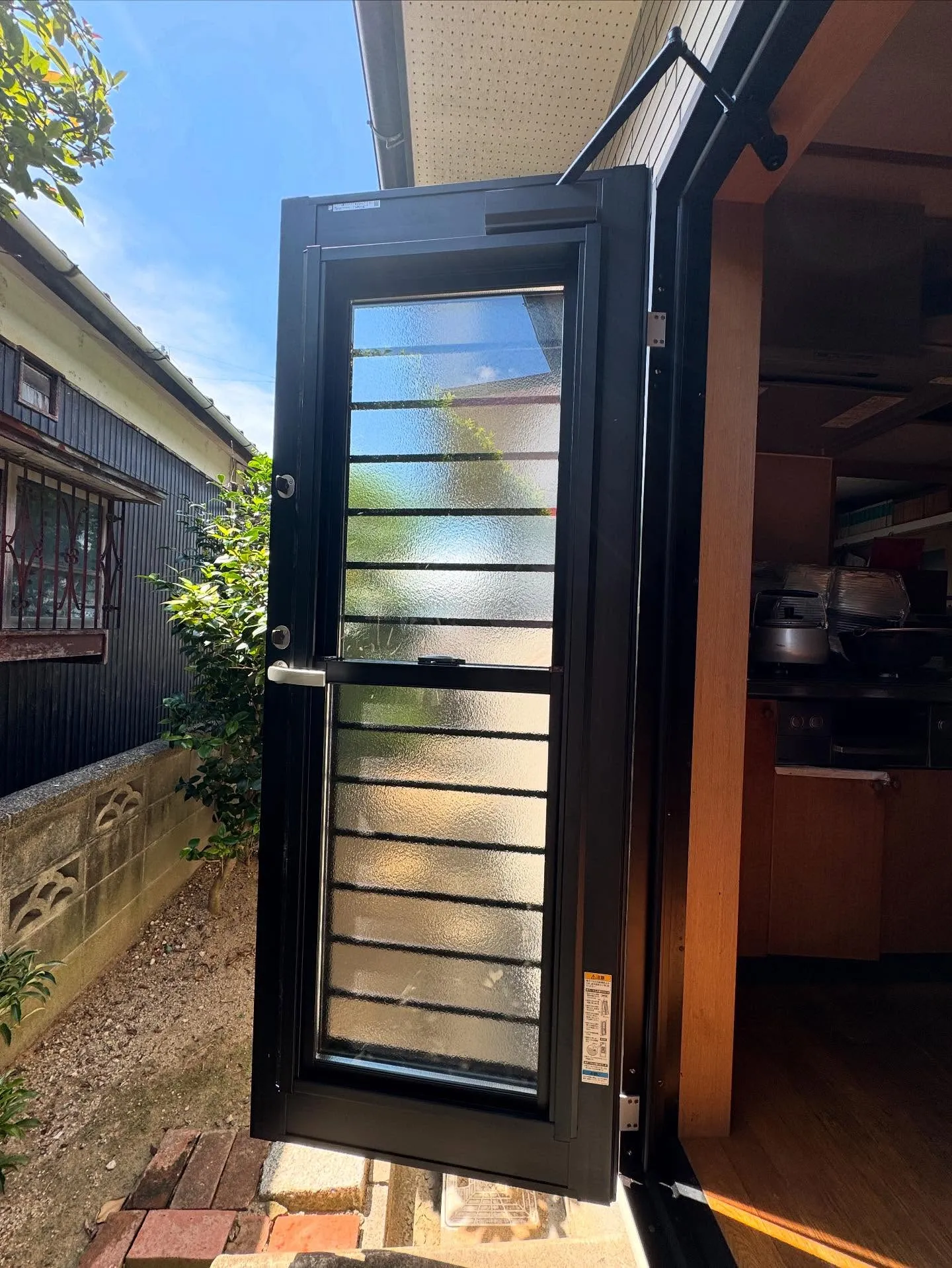 金沢屋 折尾・黒崎店 勝手口ドアの交換工事を行いました。