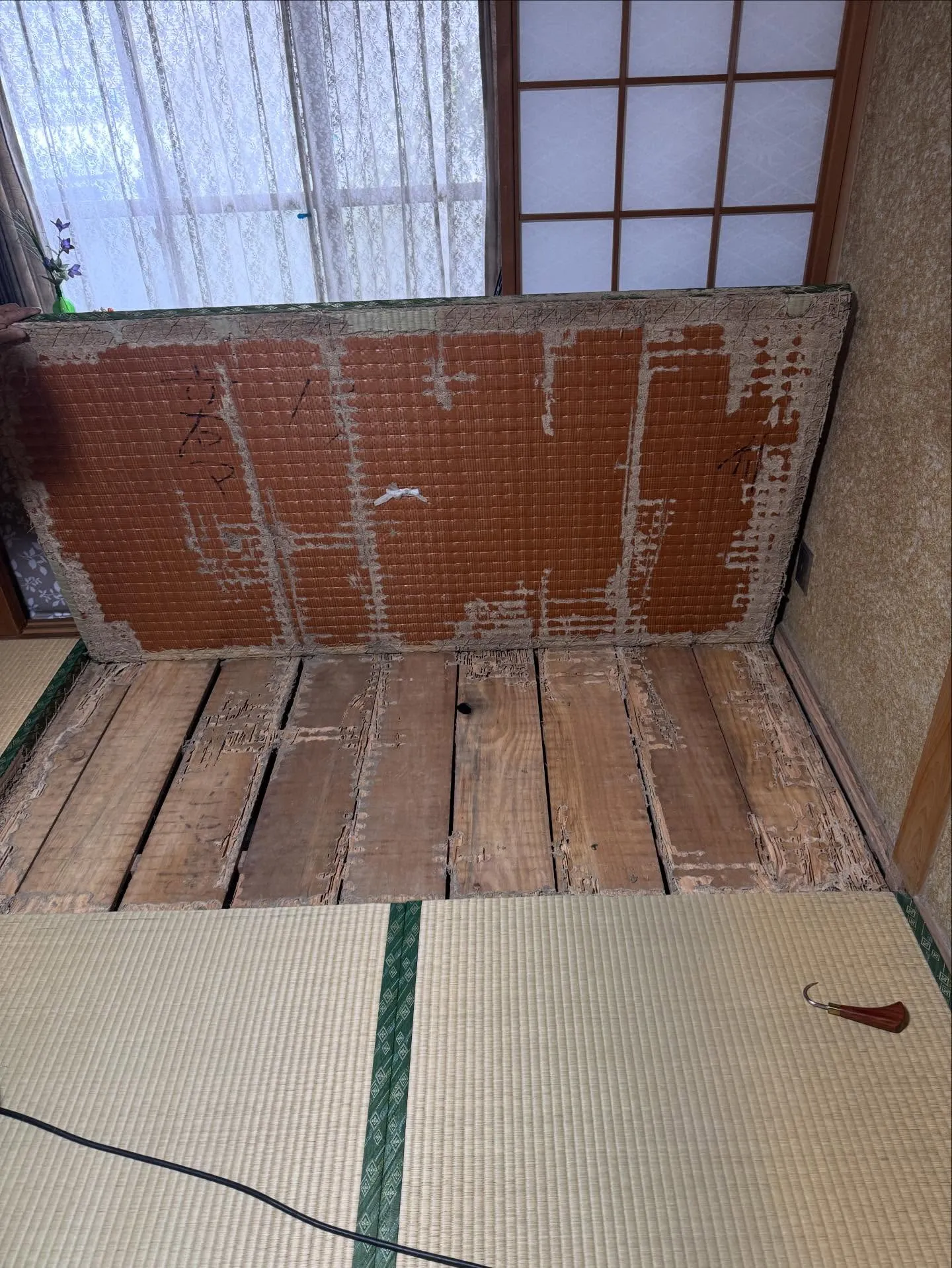 金沢屋 折尾・黒崎店　この度、畳の張替えを行うために畳を上げ...