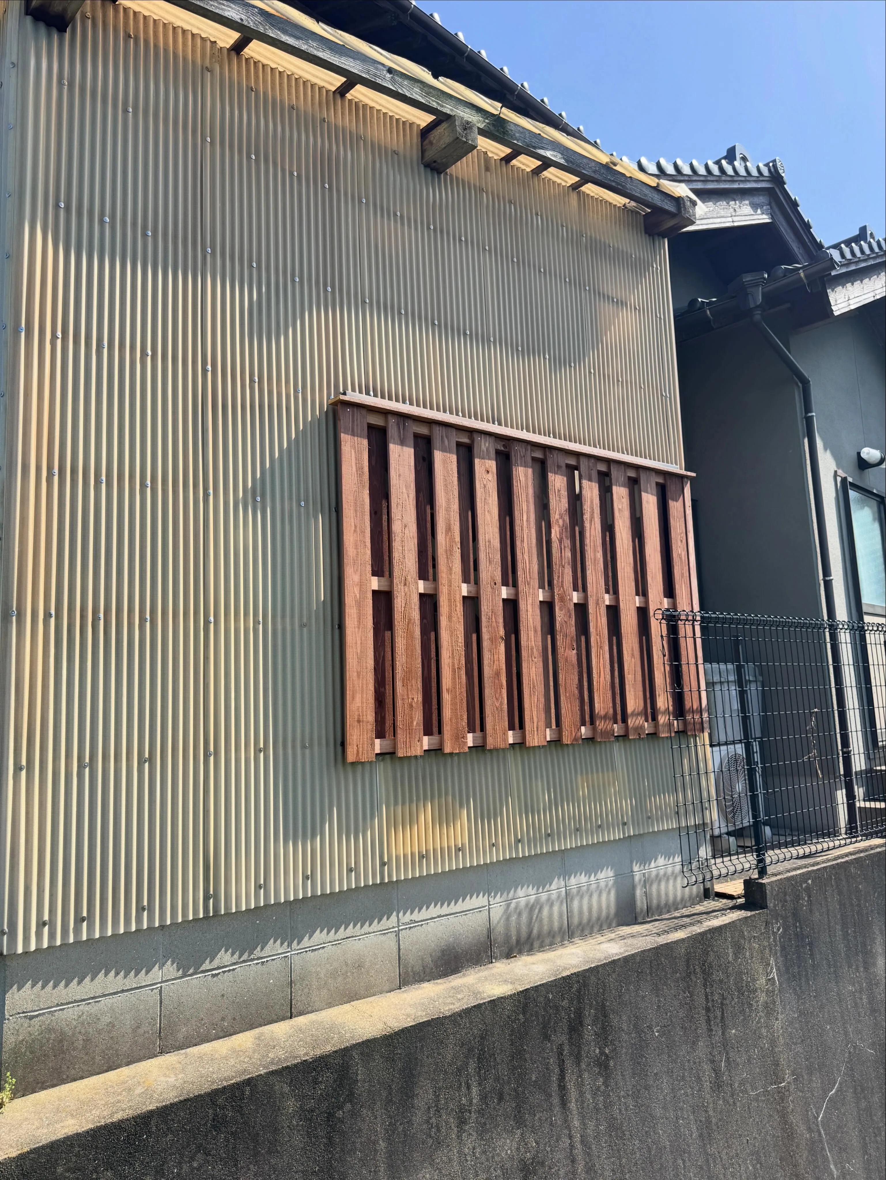 金沢屋 折尾・黒崎店　雨の日も安心して過ごせる工夫をしていま...